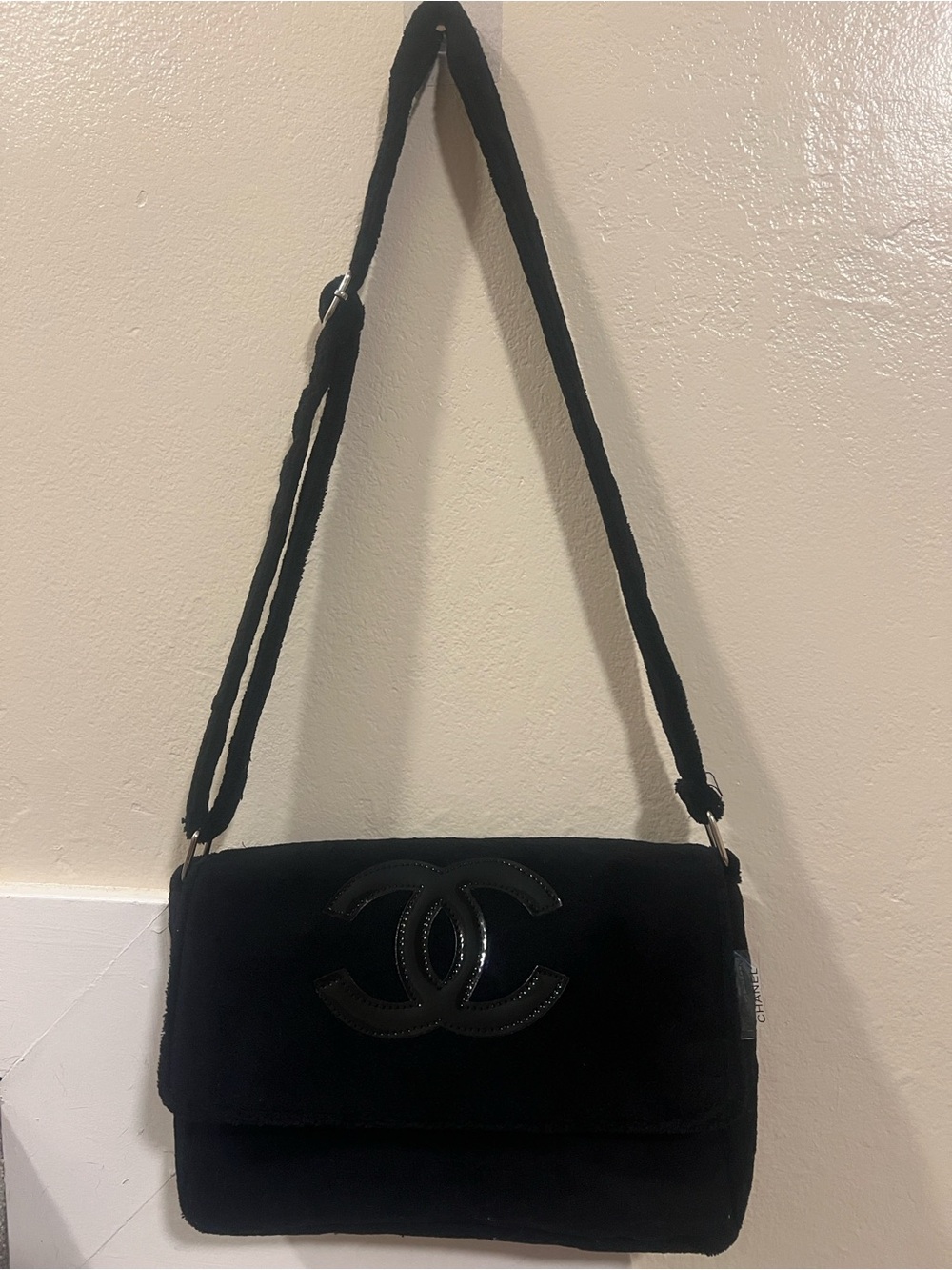 CHANEL Black Shoulder Bag with Interlocking CC
